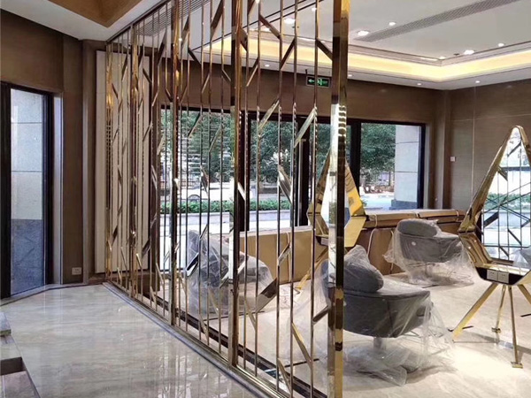 Why do we need stainless steel screen partitions in the living room?